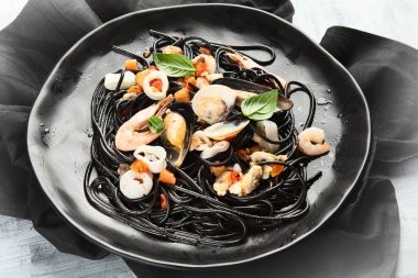 Siyah deniz mahsulleri spagetti. Siyah gıda natürmort 