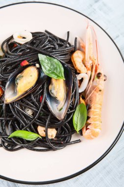 Deniz ürünleri ile İtalyan makarna. Spagetti Vongole