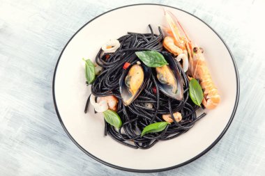 Deniz ürünleri ile İtalyan makarna. Spagetti Vongole