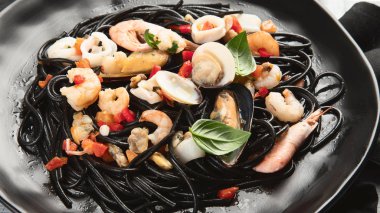 Siyah deniz mahsulleri spagetti. Siyah gıda natürmort 