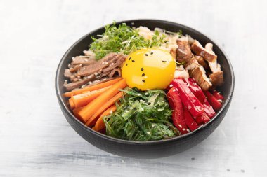 Bibimbap - pirinç, sebze, sığır eti ile geleneksel Kore yemek 