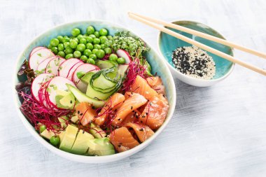 Ham organik Ahi somon Poke kase. Üstten görünüm