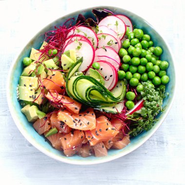 Ham organik Ahi somon Poke kase. Üstten görünüm