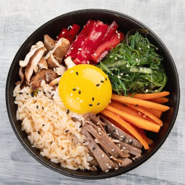 Bibimbap - pirinç, sebze, sığır eti ile geleneksel Kore yemek 