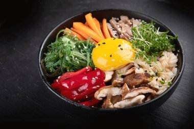 Bibimbap - pirinç, sebze, sığır eti ile geleneksel Kore yemek 