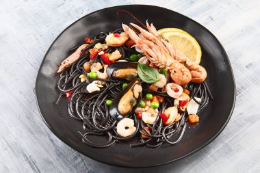Siyah deniz mahsulleri spagetti. Siyah gıda natürmort 