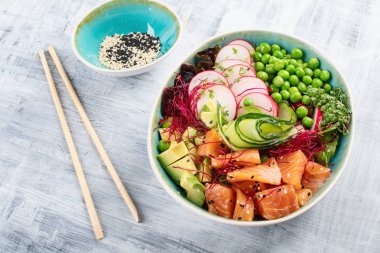 Ham organik Ahi somon Poke kase. Üstten görünüm
