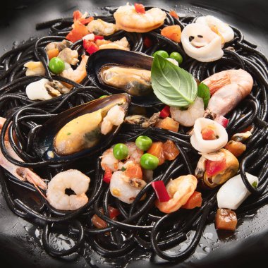 Siyah deniz mahsulleri spagetti. Siyah gıda natürmort 
