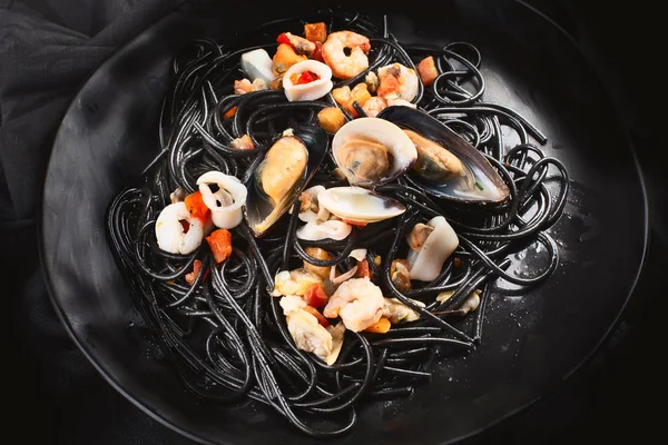 Zwarte Zeevruchten Spaghetti Zwarte Voedsel Stilleven — Stockfoto