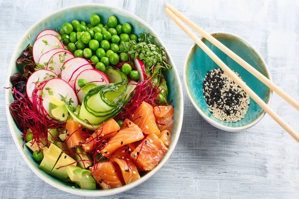 Ham organik Ahi somon Poke kase. Üstten görünüm