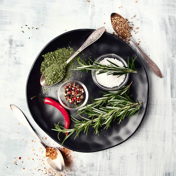 Taze biberiye, sebze ve baharat. Sağlıklı pişirme kavramı. Üstten görünüm