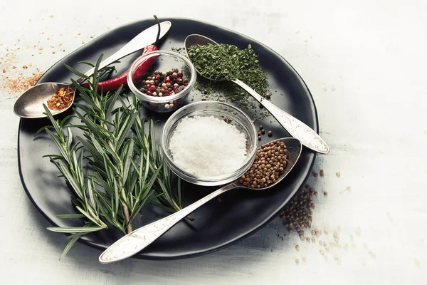 Taze biberiye, sebze ve baharat. Sağlıklı pişirme kavramı. Üstten görünüm