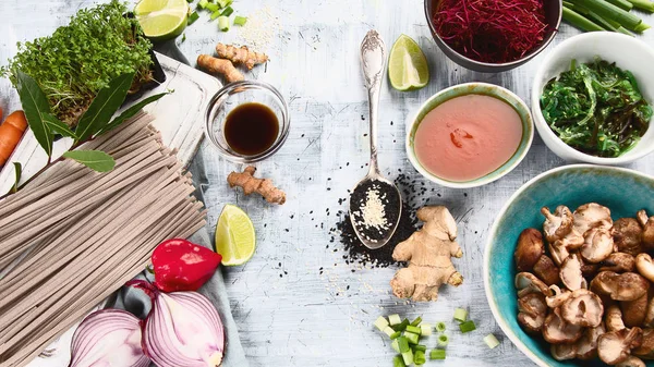 Asya gıda arka plan. Asya Vejetaryen yemek malzemeler. Üstten görünüm