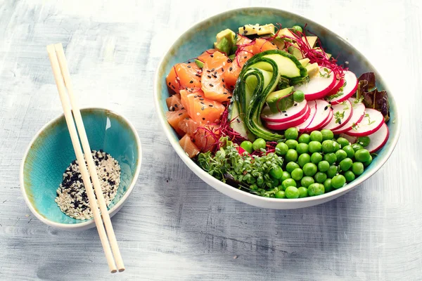 Ham organik Ahi somon Poke kase. Üstten görünüm