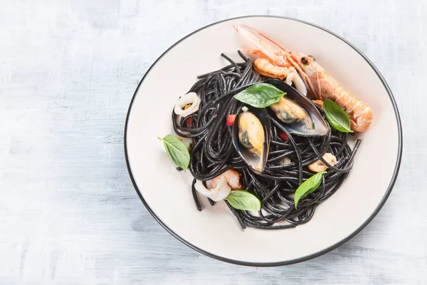 Deniz ürünleri ile İtalyan makarna. Spagetti Vongole