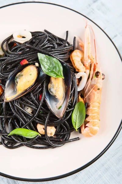 Deniz ürünleri ile İtalyan makarna. Spagetti Vongole