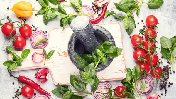 Taze sebze ve otlar. Sağlıklı gıda arka plan. Üstten görünüm 