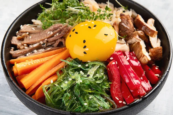 Bibimbap - pirinç, sebze, sığır eti ile geleneksel Kore yemek 