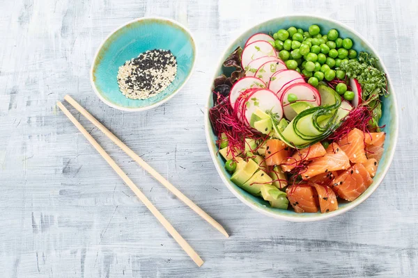 Ham organik Ahi somon Poke kase. Üstten görünüm