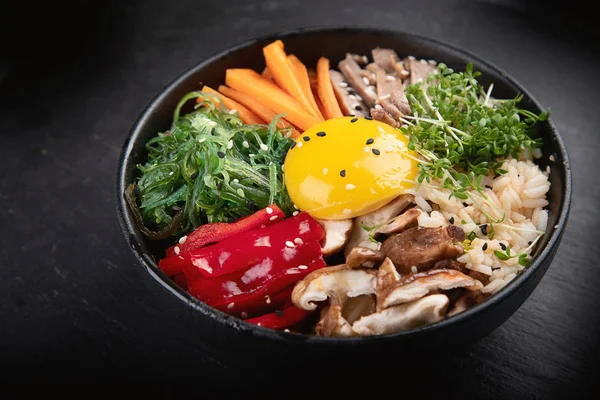 Bibimbap - pirinç, sebze, sığır eti ile geleneksel Kore yemek 