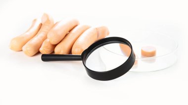 test sosis yemek büyüteç ile teftiş. Genetik manipülasyon