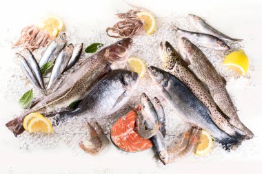 Beyaz ahşap arka planda taze balık ve deniz ürünleri. Sağlıklı beslenme. Üst görünüm 