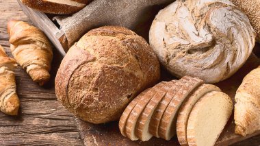 Köy ahşap zemin üzerinde taze pişmiş ekmek.