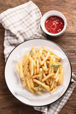 Domates soslu patates kızartması. Üstten görünüm