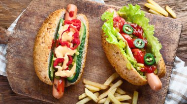 Lezzetli ev yapımı sosisli sandviç sosis ve taze sebze ile