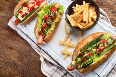 Lezzetli ev yapımı sosisli sandviç sosis ve taze sebze ile