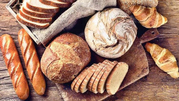 Φρέσκο Ψημένο Ψωμί Ρουστίκ Ξύλινο Φόντο — Φωτογραφία Αρχείου