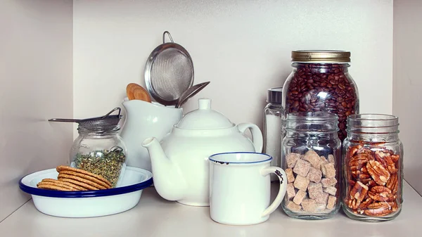 饼干和咖啡豆在茶水间货架上的早餐 — 图库照片
