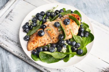 Yaban mersini ve tavuk taze salata. Diyet beslenme kavramı