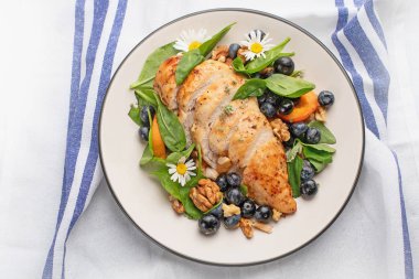 En iyi görünümü taze berry salata ve tavuk göğsü.