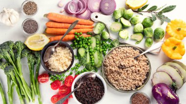 Üstten görünüm yemek sağlıklı yemek için malzemeler. Temiz, vegan, vejetaryen yemek dengeli. 