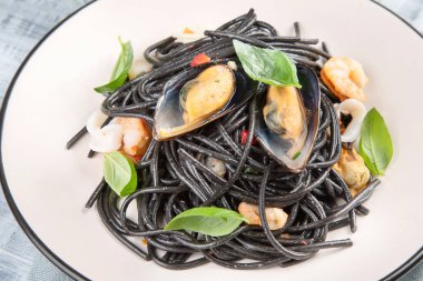 Deniz ürünleri ile siyah makarna. Spagetti Vongole.