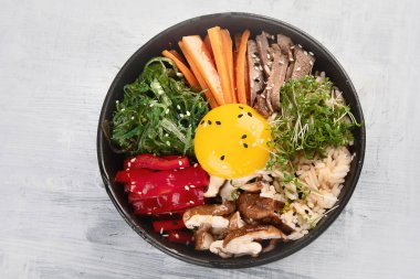 Bibimbap - pirinç, sebze, sığır eti ile geleneksel Kore yemek.