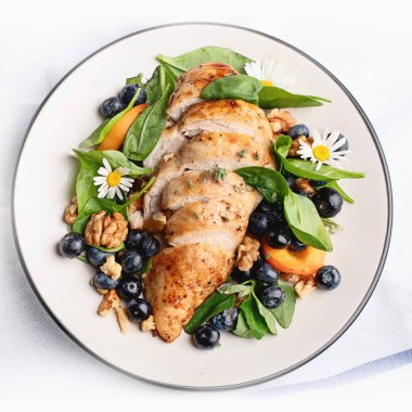 Tavuk göğsü ve taze berry salata görünümünü kapat.