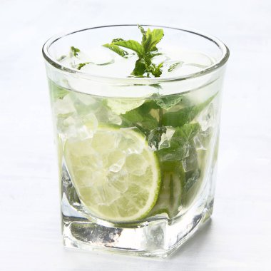Mojito kokteyl içki limon ve nane ile