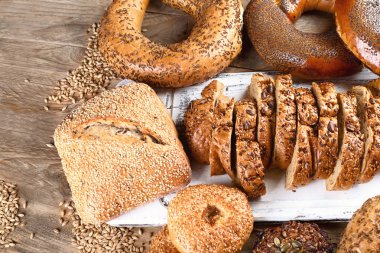 Natürmort karışık taze kepekli ekmek rustik ahşap tablo.