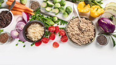 Sağlıklı yemekler pişirmek. Temiz, vegan, vejetaryen yemek dengeli. Kopya alanı ile beyaz arka plan üzerinde izole.