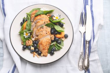 En iyi görünümü taze berry salata ve tavuk göğsü.