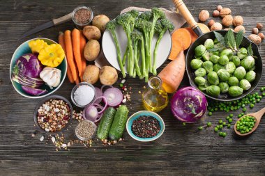 Rustik ahşap arka plan üzerinde sağlıklı yemek için taze malzemelerle üstten görünüm.