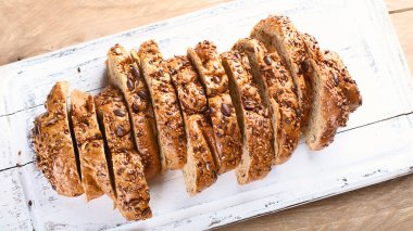 Rustik ahşap masa taze dilimlenmiş kepekli ekmek.