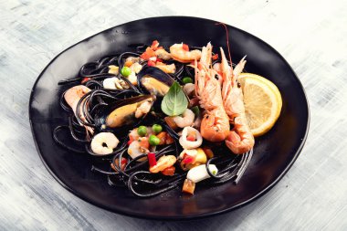 Siyah deniz mahsulleri spagetti. Siyah gıda natürmort.