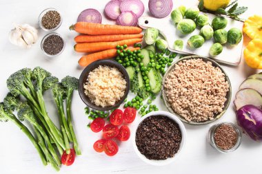 Temiz, vegan, vejetaryen yemek dengeli. Beyaz arka plan üzerinde yemek pişirmek için malzemeler.