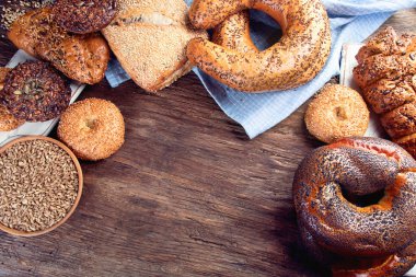 Taze kepekli ekmek rustik ahşap masa üzerinde kopya alanı ile karışık.