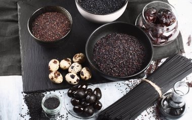 Siyah yemek. Koyu arka plan yemek