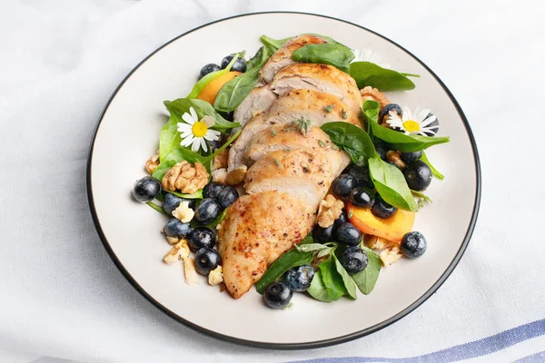 Delicious Chicken Breast Fresh Berry Salad — Stock Photo, Image