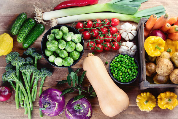 Вид сверху на свежие и местные овощи. Натуральные сельскохозяйственные продукты. Концепция здорового питания
. 
